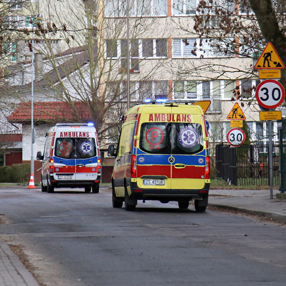 Dramat na basenie w �winouj�ciu. M�czyzna reanimowany po wyci�gni�ciu z wody