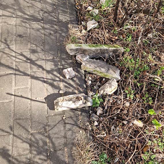 Sypie si� na g�owy mieszka�c�w. Gruz spada z kamienicy, balkony w fatalnym stanie