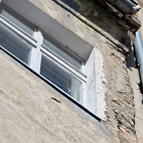 Sypie si� na g�owy mieszka�c�w. Gruz spada z kamienicy, balkony w fatalnym stanie