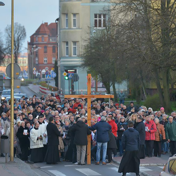Droga Krzy�owa przejdzie ulicami �winouj�cia. Wierni wyrusz� wieczorem