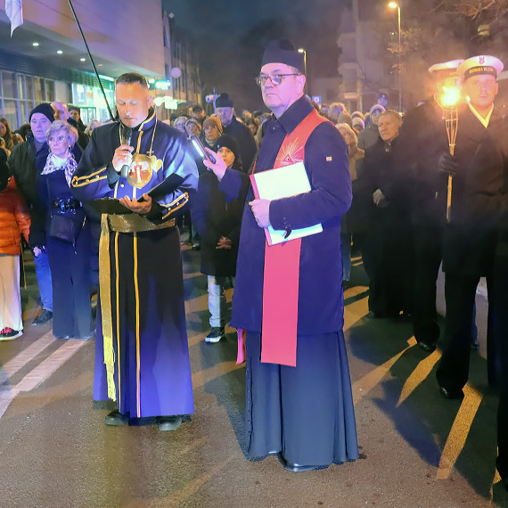 Za krzyżem ulicami Świnoujścia. Uczestnicy modlili się w intencjach miasta ale i wszystkich rodaków