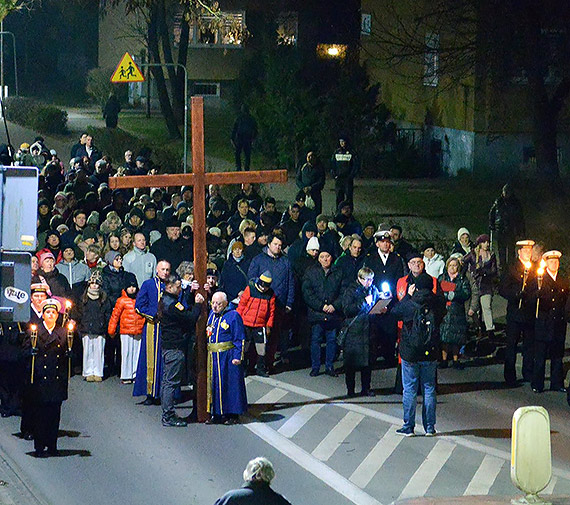 Za krzyżem ulicami Świnoujścia. Uczestnicy modlili się w intencjach miasta ale i wszystkich rodaków