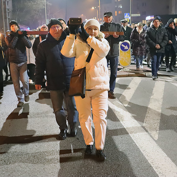 Za krzyżem ulicami Świnoujścia. Uczestnicy modlili się w intencjach miasta ale i wszystkich rodaków