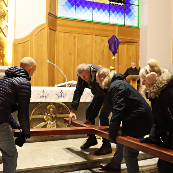 Za krzyżem ulicami Świnoujścia. Uczestnicy modlili się w intencjach miasta ale i wszystkich rodaków