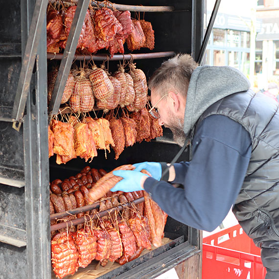 Smaki i kolory Wielkanocy w centrum miasta. �winoujski jarmark �wi�teczny w cieniu wielkich palm