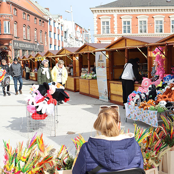 Smaki i kolory Wielkanocy w centrum miasta. Świnoujski jarmark świąteczny w cieniu wielkich palm