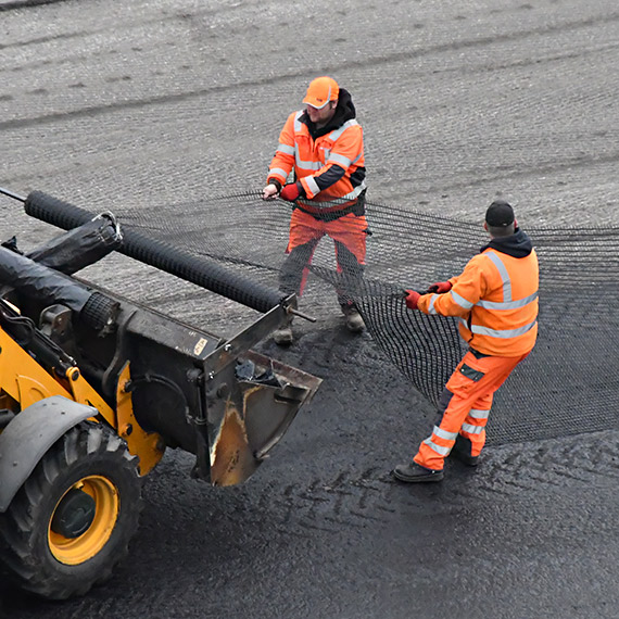 Siatka pod asfaltem na ulicy 11 Listopada. To nie gad�et, tylko technologia, kt�ra ma op�nia� p�kanie nawierzchni