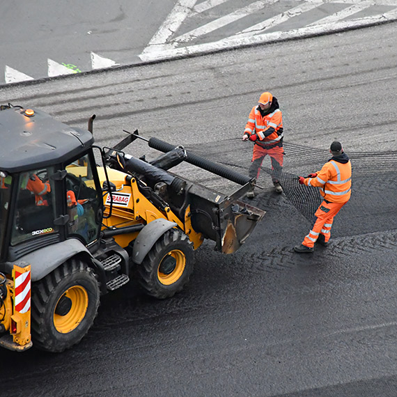 Siatka pod asfaltem na ulicy 11 Listopada. To nie gad�et, tylko technologia, kt�ra ma op�nia� p�kanie nawierzchni