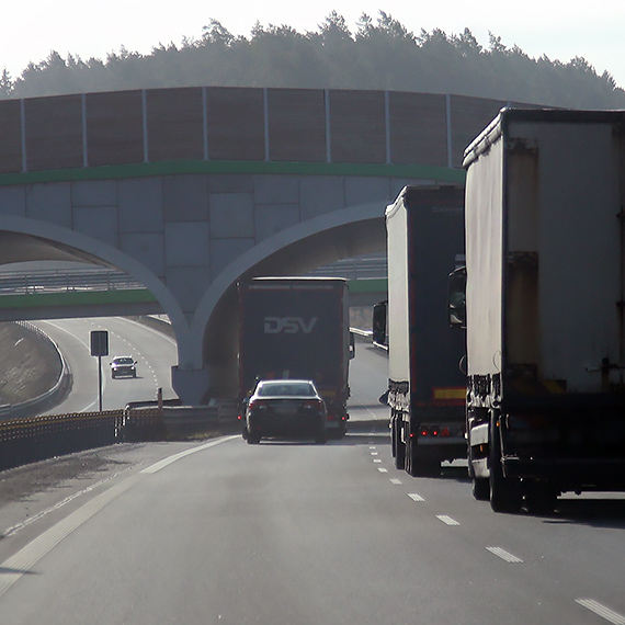 76 wykrocze� na A6 i S3. Ci�ar�wki ignoruj� zakaz wyprzedzania