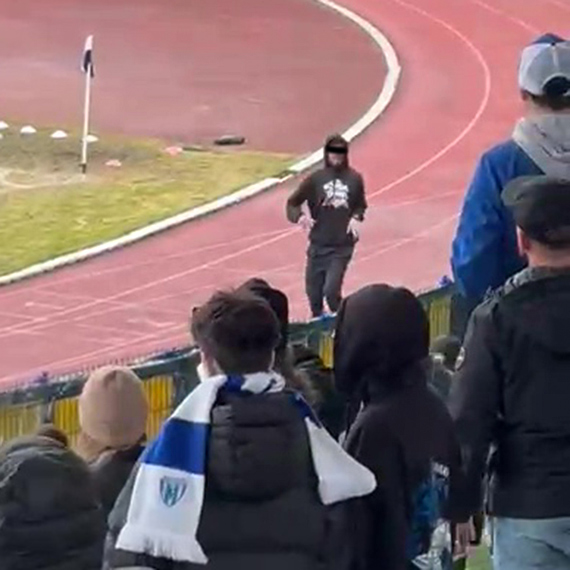 Zadyma na stadionie Miejskim. Intruz przy sektorze gospodarzy i brak reakcji ochrony. To doprowadzi�o do eskalacji