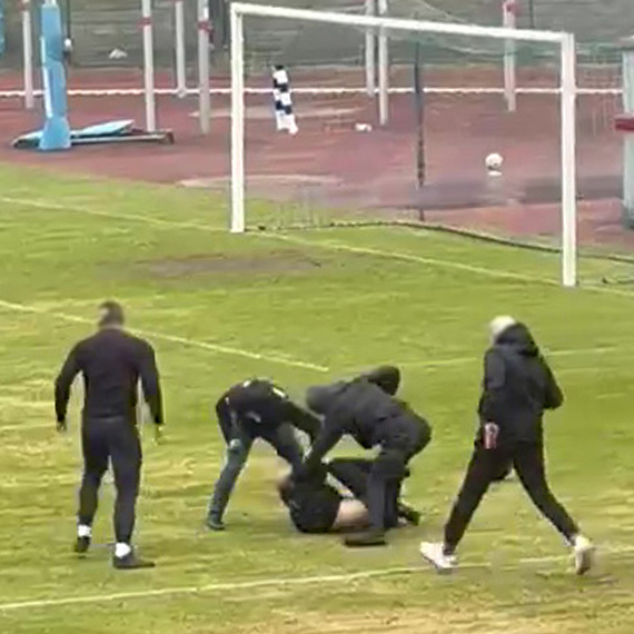 Zadyma na stadionie Miejskim. Intruz przy sektorze gospodarzy i brak reakcji ochrony. To doprowadzi�o do eskalacji