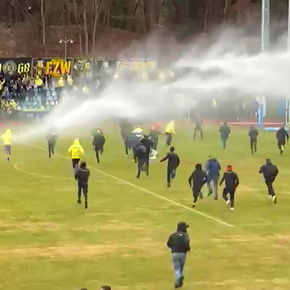 Zadyma na stadionie Miejskim. Intruz przy sektorze gospodarzy i brak reakcji ochrony. To doprowadzi�o do eskalacji