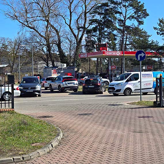 Nowokarsiborska sparali�owana. Stacje paliw przyci�gn�y t�umy, kierowcy parkuj� gdzie popadnie