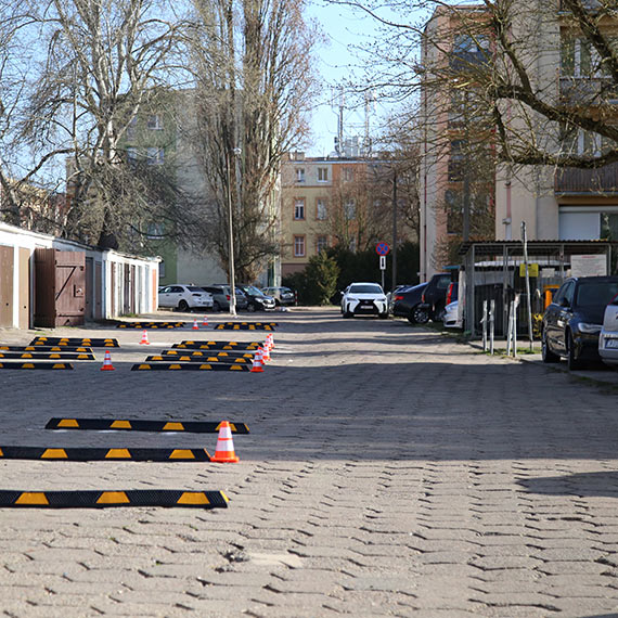 Odbojniki przy garażach przy Kościuszki. Będzie ciasno czy w końcu porządek?