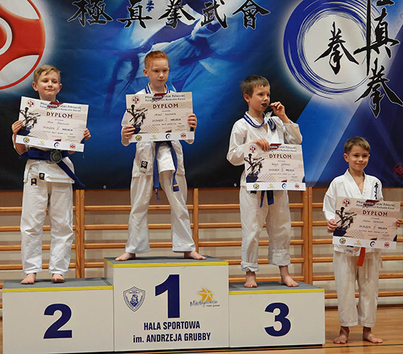 Karatecy ze �winouj�cia pokazali klas�. Medale i mocny sygna� z Mi�dzyzdroj�w