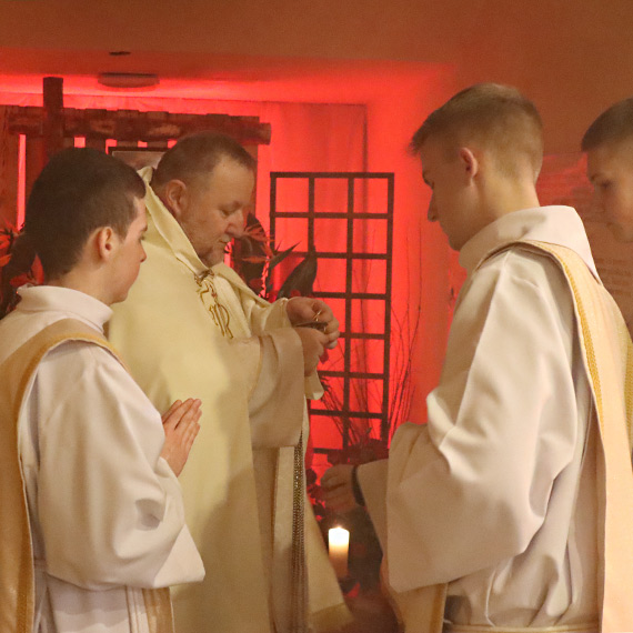 Od czwartkowej mszy �wi�tej wieczerzy pa�skiej rozpocz�y si� obchody Triduum Paschalnego; m�ki, �mierci i  zmartwychwstania Chrystusa