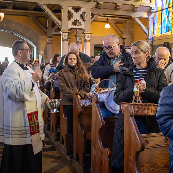 �winouj�cianie t�umnie �wi�c� pokarmy na Wielkanoc