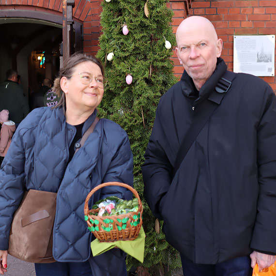 �winouj�cianie t�umnie �wi�c� pokarmy na Wielkanoc