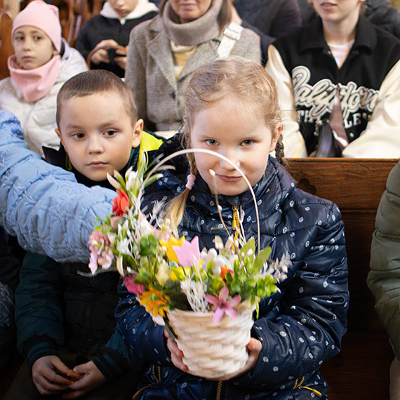 �winouj�cianie t�umnie �wi�c� pokarmy na Wielkanoc