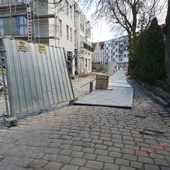 Podmuch i po p�ocie. Wiatr powali� ogrodzenie przy sanktuarium