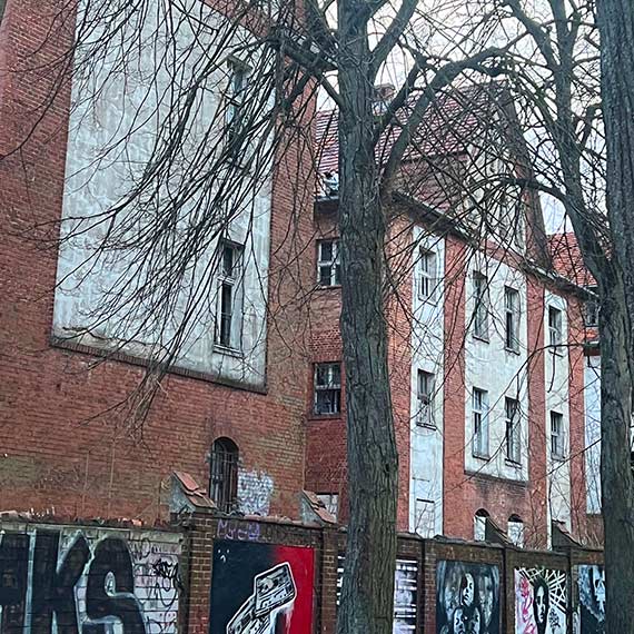 Dzieci na dachu opuszczonego koszarowca. Mieszkańcy alarmują: „Czy musi dojść do tragedii?”