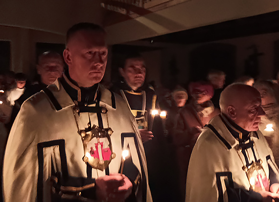 Wielkosobotni ogie� przed sanktuarium obwie�ci� �wi�teczn� rado��. Zabrzmia�o gromkie Alleluja!