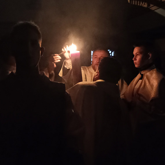 Wielkosobotni ogień przed sanktuarium obwieścił świąteczną radość. Zabrzmiało gromkie Alleluja!