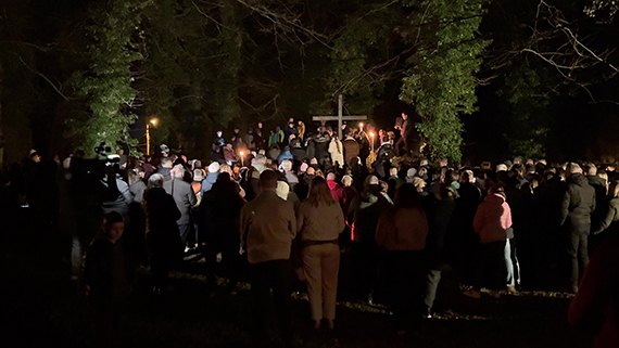 Droga Krzy�owa w ��wiej B�oci. Misterium w ruinach, kt�re wci�ga i nie pozwala pozosta� oboj�tnym. Zobacz film!