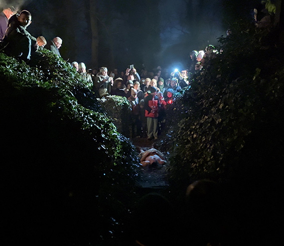 Droga Krzy�owa w ��wiej B�oci. Misterium w ruinach, kt�re wci�ga i nie pozwala pozosta� oboj�tnym. Zobacz film!