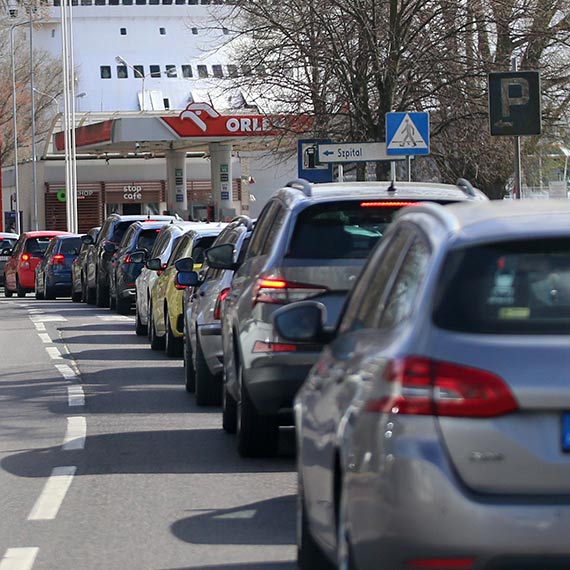 Niemcy szturmuj� stacje paliw w �winouj�ciu. Diesel znika, kolejki parali�uj� ulice
