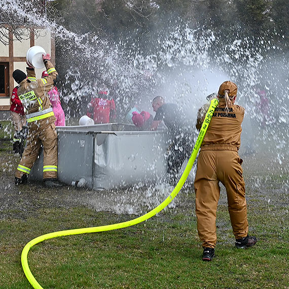 Stra�acy kontra mieszka�cy. 6 minut totalnego lania - OSP Przyt�r zn�w to zrobi�. Zobacz film!