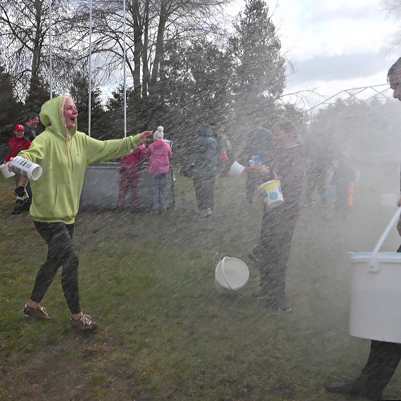 Stra�acy kontra mieszka�cy. 6 minut totalnego lania - OSP Przyt�r zn�w to zrobi�. Zobacz film!