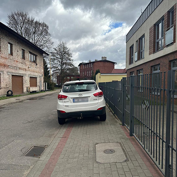 Zastawi� ca�y chodnik przy ulicy Lutyckiej. „To si� w g�owie nie mie�ci”