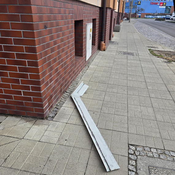 Parapet spad� przy budynku na Ko���taja. Ostre elementy na chodniku