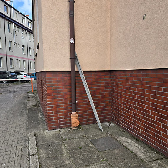 Parapet spad� przy budynku na Ko���taja. Ostre elementy na chodniku
