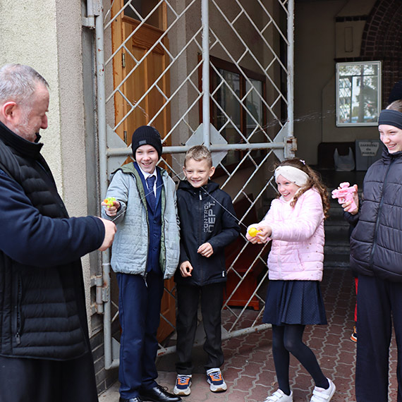 �migus przy sanktuarium. Dzieci chcia�y zaskoczy� proboszcza ale okaza�o si�, �e on tak�e jest „uzbrojony”!
