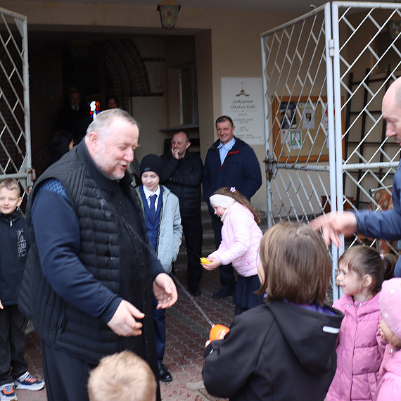 �migus przy sanktuarium. Dzieci chcia�y zaskoczy� proboszcza ale okaza�o si�, �e on tak�e jest „uzbrojony”!