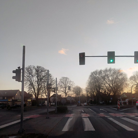 Skrzywiona sygnalizacja przy 11 Listopada - kierowcy widz� mniej, ryzyko ro�nie