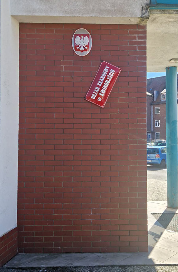 Urz�d „na skos” - tabliczka w �winouj�ciu chyba nie rozliczy�a grawitacji