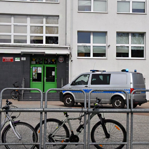 Pogotowie przy szkole na ulicy Ko�ciuszki. Dziecko nie trafi�o do szpitala