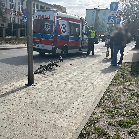 Zderzenie przy skr�cie z Rybaki. Rowerzysta trafi� do szpitala