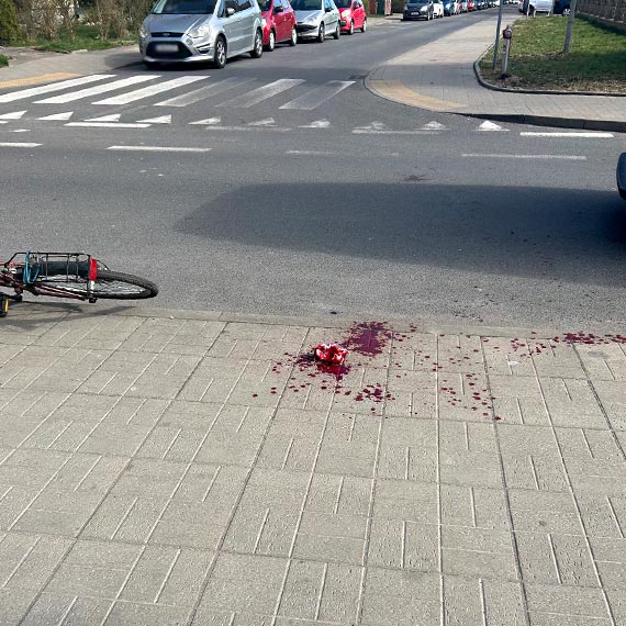 Zderzenie przy skręcie z Rybaki. Rowerzysta trafił do szpitala