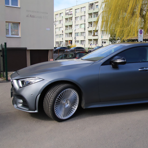 Zderzenie przy skręcie z Rybaki. Rowerzysta trafił do szpitala