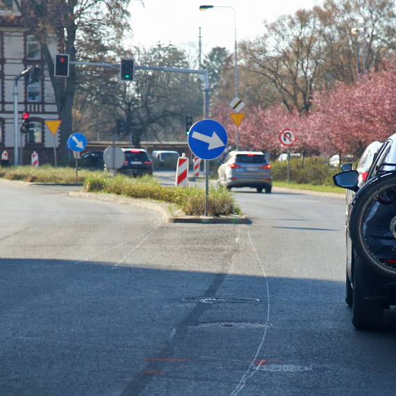 Nowy asfalt, stare problemy? Na 11 Listopada ju� czu� uskoki przy niekt�rych studzienkach