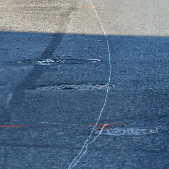 Nowy asfalt, stare problemy? Na 11 Listopada ju� czu� uskoki przy niekt�rych studzienkach