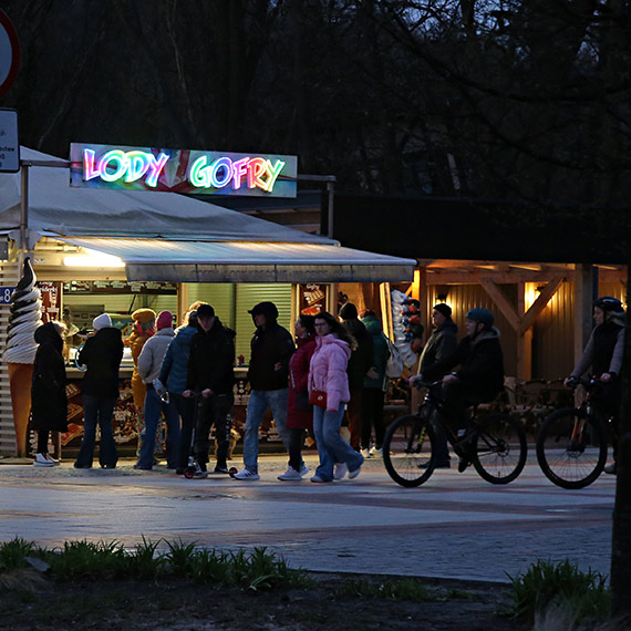 Zimno nie straszy. Promenada przy �eromskiego zn�w �yje - gofry i lody mimo ch�odu