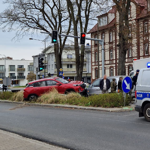 Akrobacje na skrzy�owaniu w �winouj�ciu. Auto wylecia�o na wysepk� i uderzy�o w pojazd