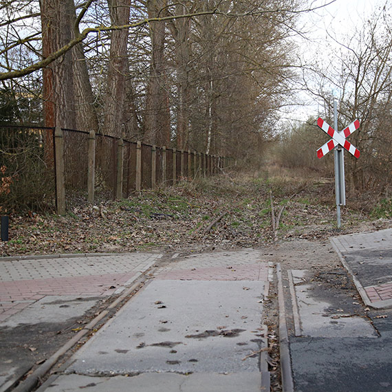 Martwy przejazd kolejowy przy ulicy Ludzi Morza. Tory donik�d i pytanie: po co to jeszcze istnieje?