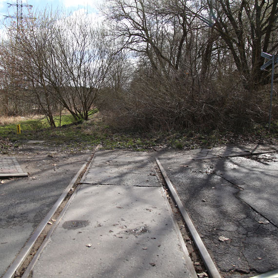 Martwy przejazd kolejowy przy ulicy Ludzi Morza. Tory donik�d i pytanie: po co to jeszcze istnieje?