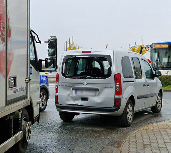 Kolizja w centrum �winouj�cia. Dostawczak uderzy� w osob�wk�